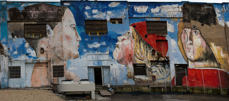 Carlos Atoche, Tre Volti Rinascimentali, pittura lavabile su muro, 10 x 32 m (1)