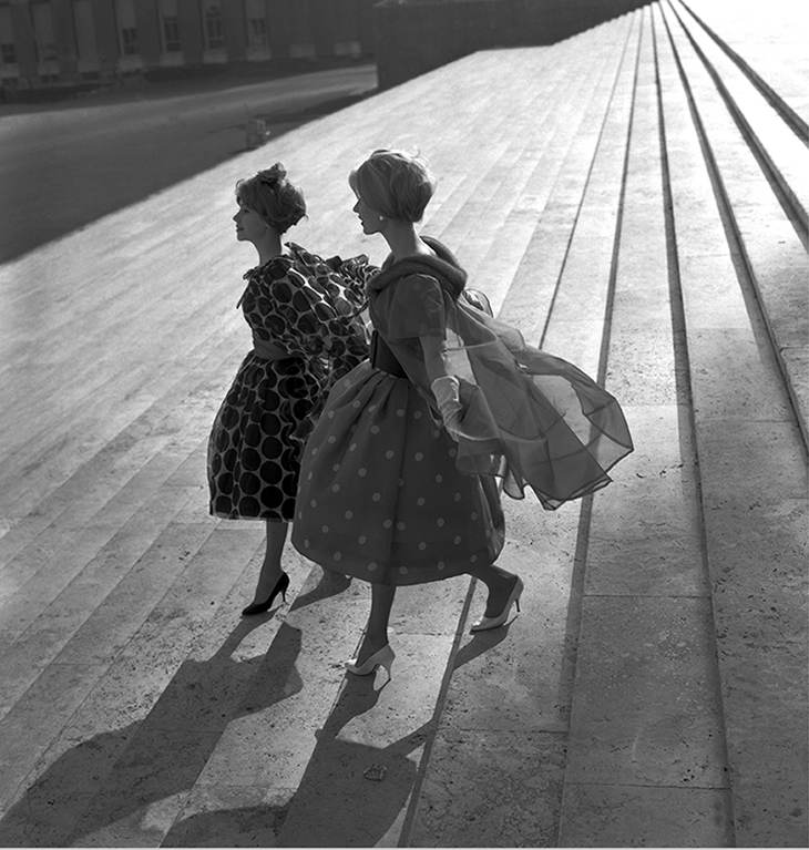 Due modelli Valentino sulla scalinata dell’Archivio Centrale di Stato, foto Federico Garolla, Roma, 1958