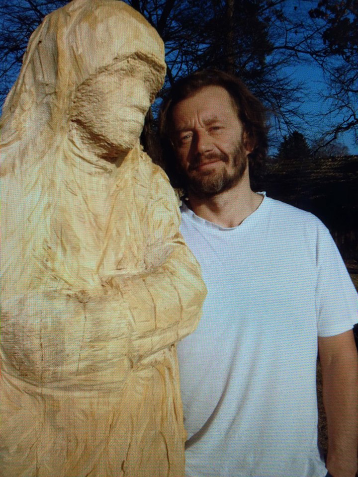 Jozek Nowak con la scultura "Madre Teresa"