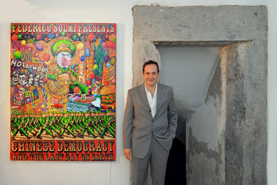 Federico Solmi accanto a una sua opera - ritrato di Angelo Marra