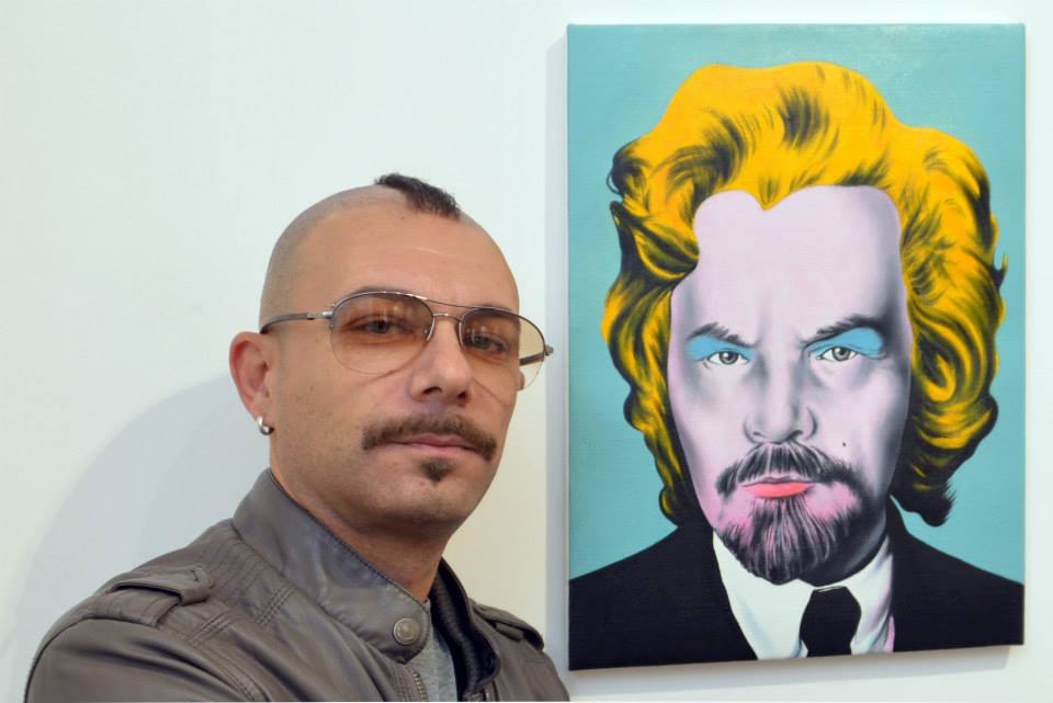 Angelo Volpe accanto a un'opera della mostra Acid Fairytale - foto di Angelo Marra
