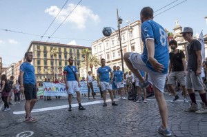 pochos-un-calcio-all-omofobia-gay-pride-napoli-2014(09)
