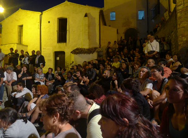 Pubblico in piazza Panevino