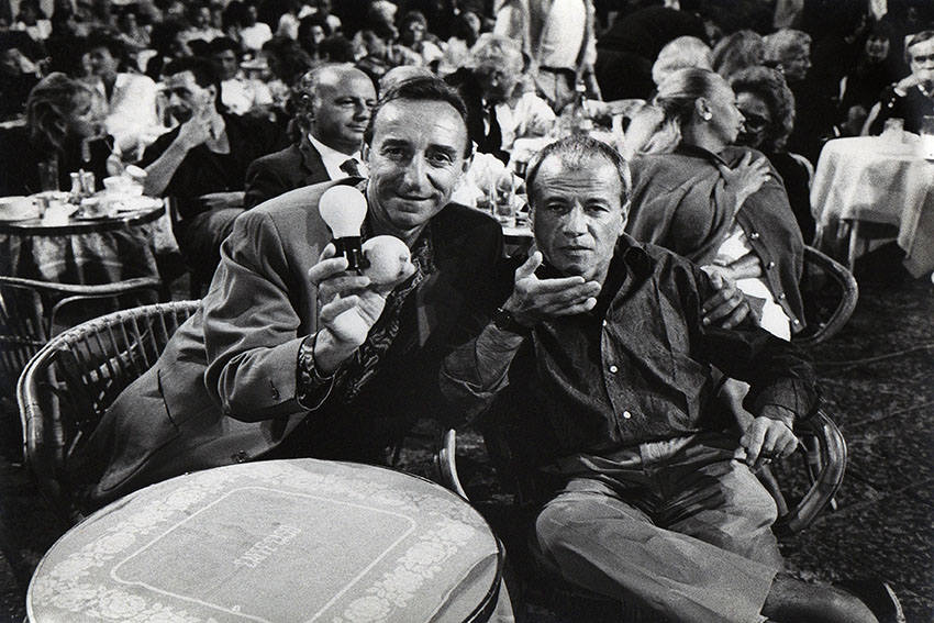 Lucio Amelio con Achille Bonito Oliva. Amelio, mostra l'opera di Joseph Beuys, Capri Battery