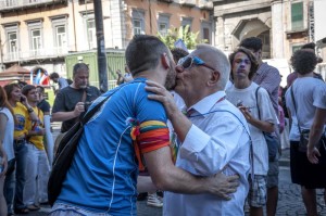 pochos-un-calcio-all-omofobia-gay-pride-napoli-2014(07)