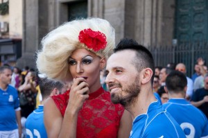 pochos-un-calcio-all-omofobia-gay-pride-napoli-2014(10)