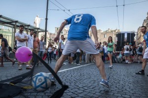 pochos-un-calcio-all-omofobia-gay-pride-napoli-2014(11)