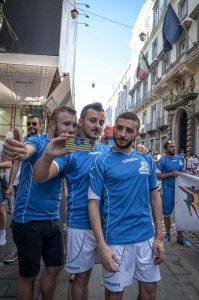 pochos-un-calcio-all-omofobia-gay-pride-napoli-2014(20)